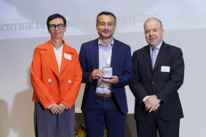 Prof. Mathieu Vinken staat op de foto in het midden, met naast hem Ann Van den Broeck (directeur van het Antigifcentrum) en Dirk Van Raemdonck (voorzitter van de Koninklijke Academie voor geneeskunde van België)